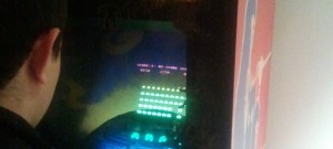 Une version de Space Invaders sur arcade avec un fond joliment dessiné.