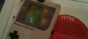 Tetris, sur la GameBoy Originale. Evidemment aucune lumière au dessus du stand, super pratique pour jouer !