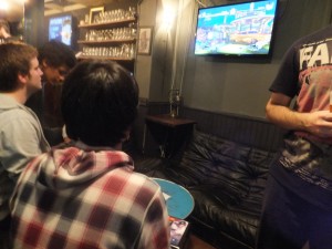 Le petit tournoi de Street Fighter qui avait lieu dans le bar ce soir-là